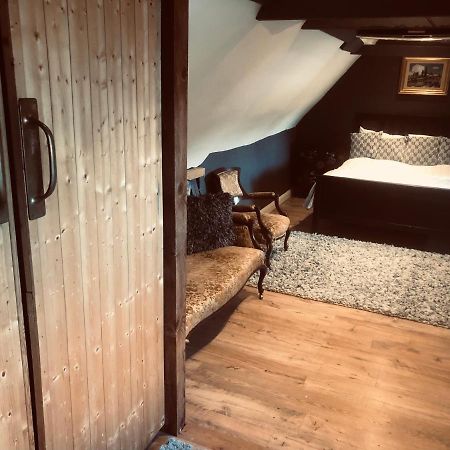 Tudor House - Double Room - Shared Bathroom Goff's Oak Экстерьер фото