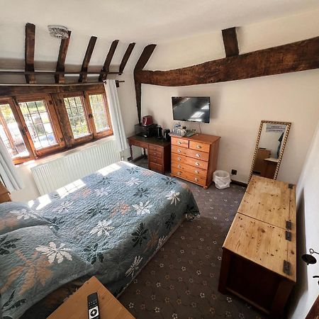 Tudor House - Double Room - Shared Bathroom Goff's Oak Экстерьер фото