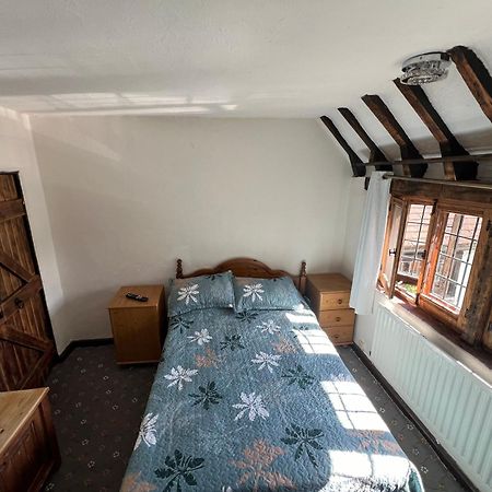 Tudor House - Double Room - Shared Bathroom Goff's Oak Экстерьер фото
