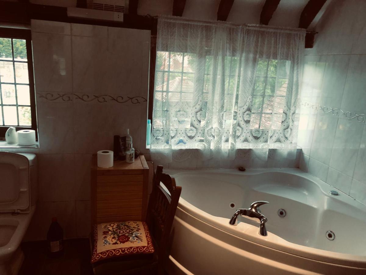 Tudor House - Double Room - Shared Bathroom Goff's Oak Экстерьер фото