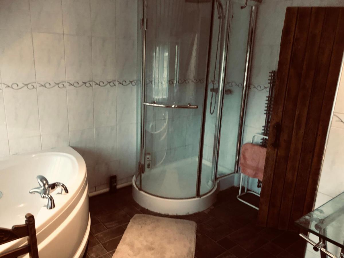 Tudor House - Double Room - Shared Bathroom Goff's Oak Экстерьер фото