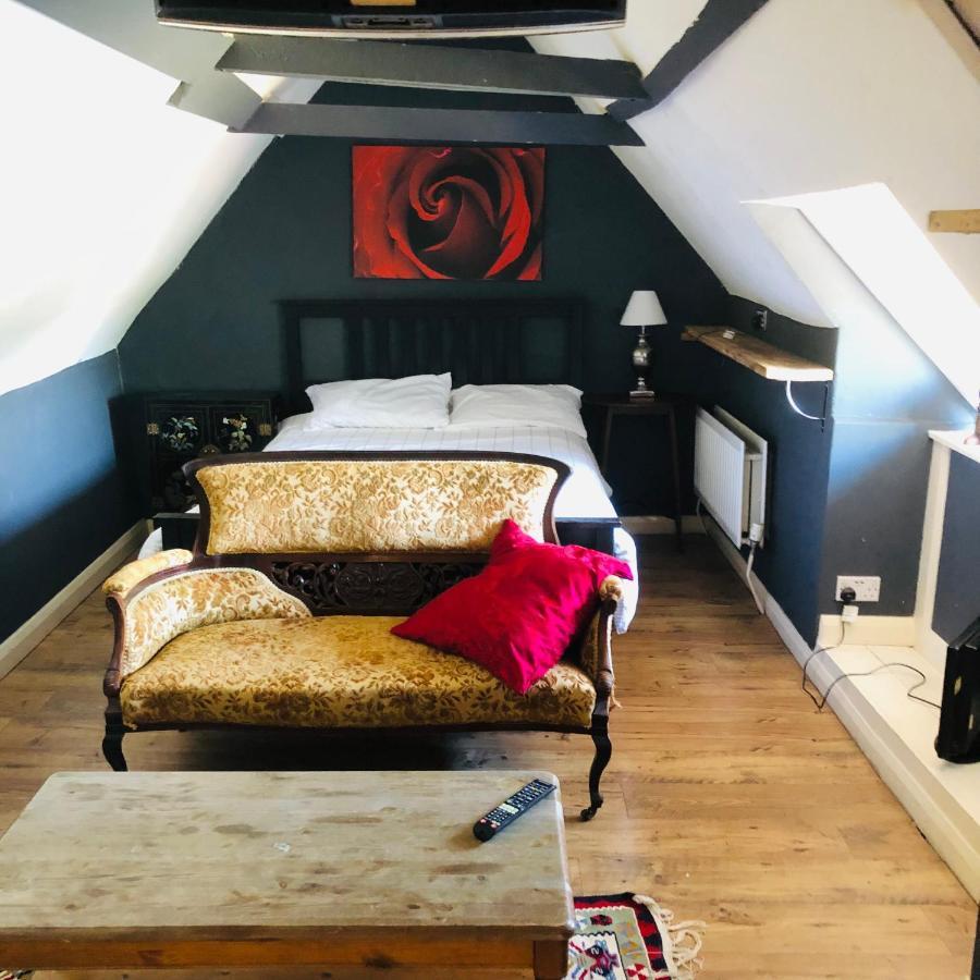 Tudor House - Double Room - Shared Bathroom Goff's Oak Экстерьер фото