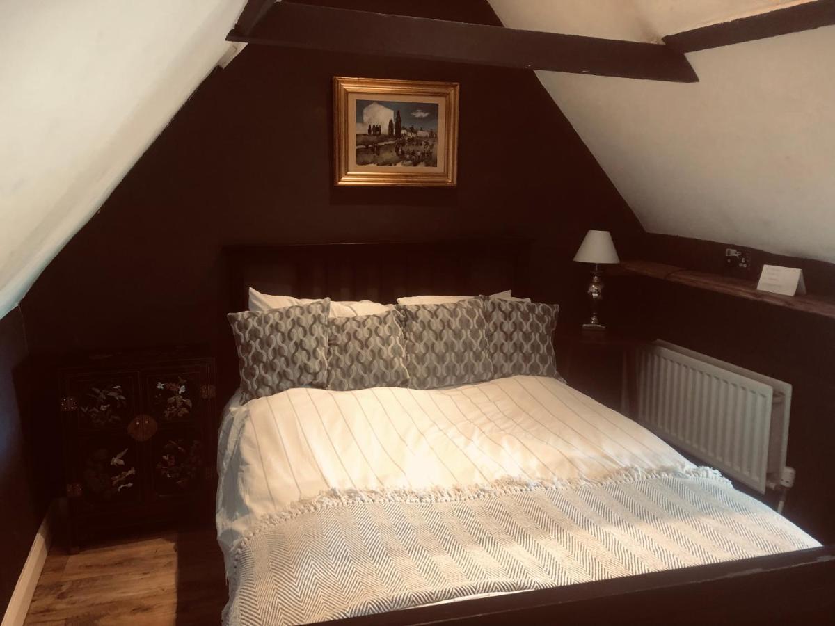 Tudor House - Double Room - Shared Bathroom Goff's Oak Экстерьер фото