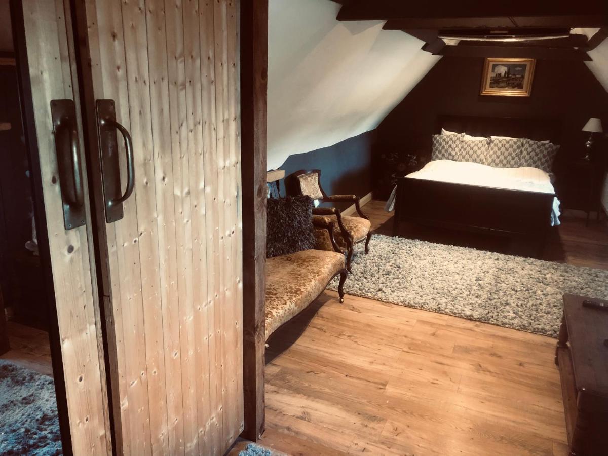 Tudor House - Double Room - Shared Bathroom Goff's Oak Экстерьер фото