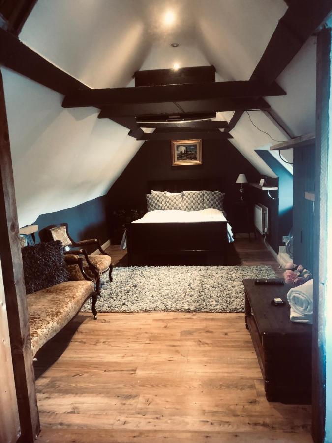 Tudor House - Double Room - Shared Bathroom Goff's Oak Экстерьер фото