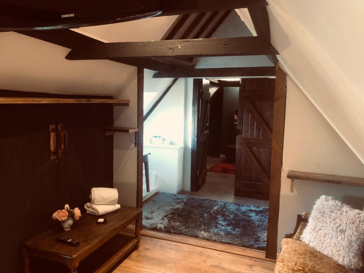 Tudor House - Double Room - Shared Bathroom Goff's Oak Экстерьер фото