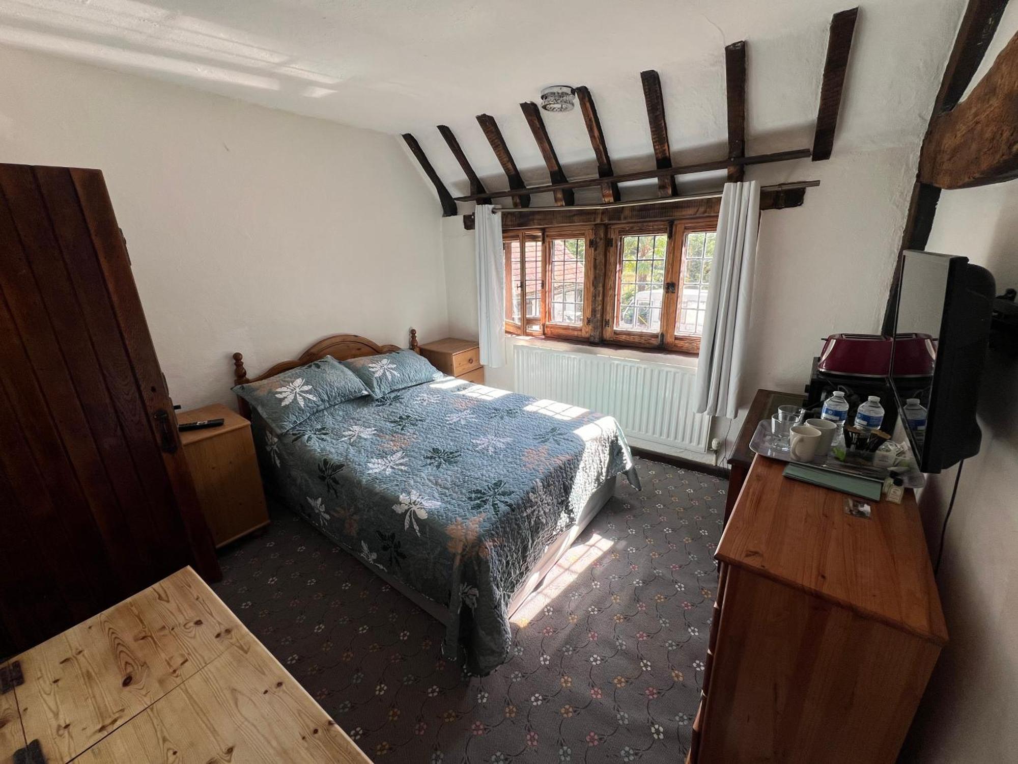 Tudor House - Double Room - Shared Bathroom Goff's Oak Экстерьер фото