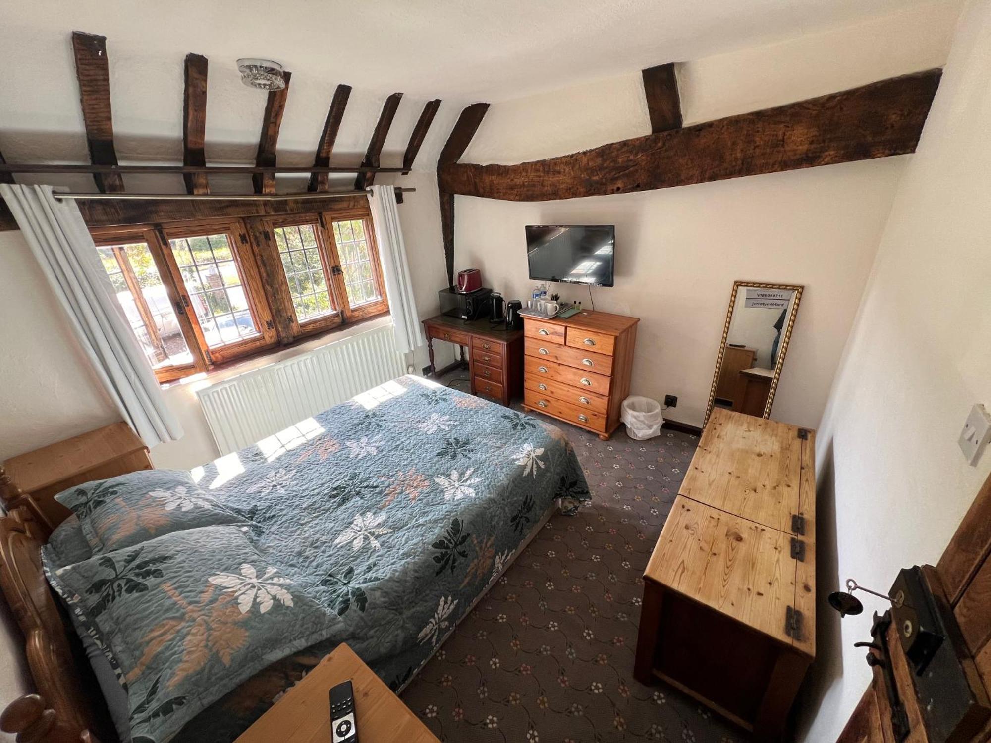Tudor House - Double Room - Shared Bathroom Goff's Oak Экстерьер фото
