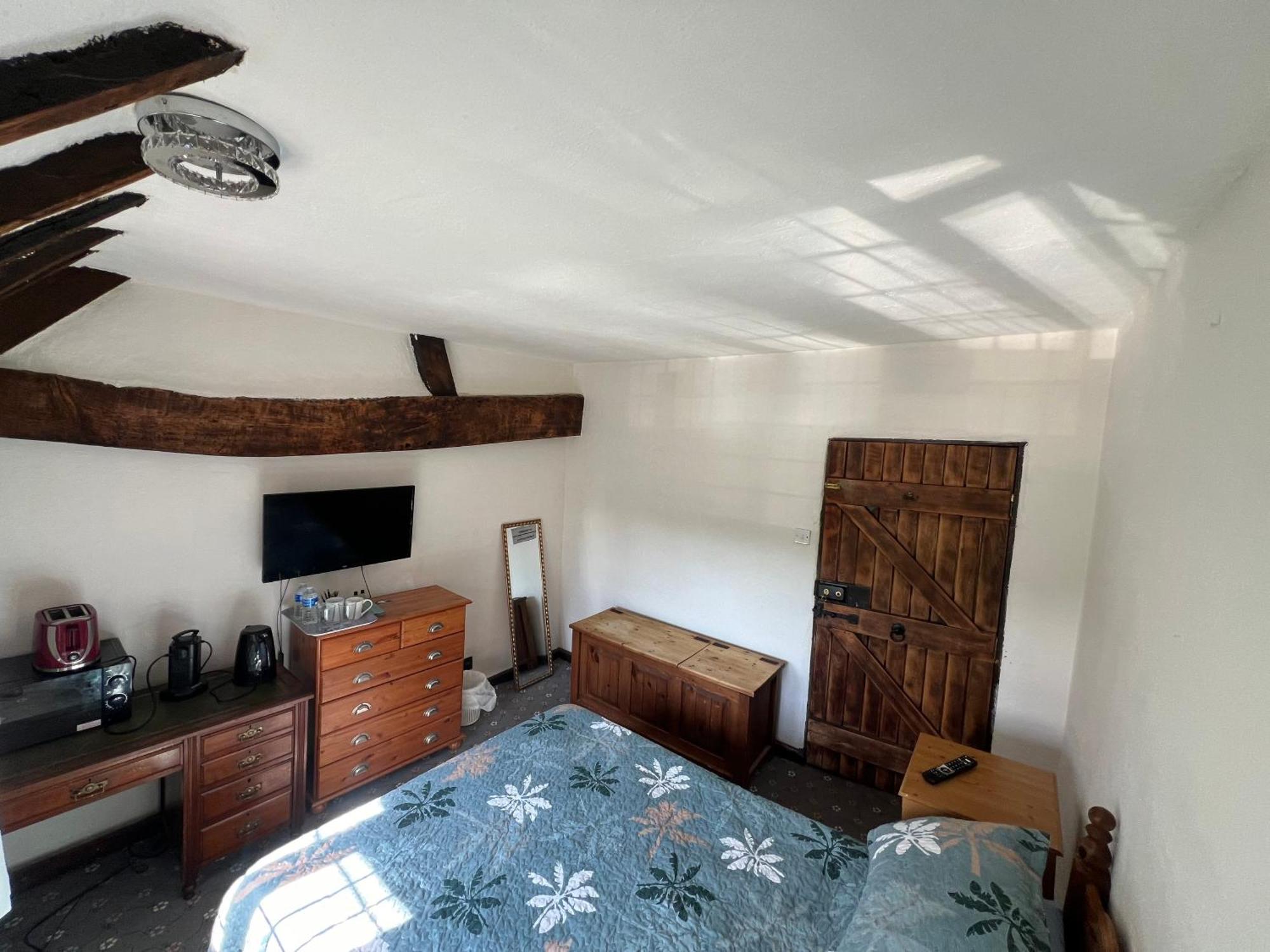 Tudor House - Double Room - Shared Bathroom Goff's Oak Экстерьер фото