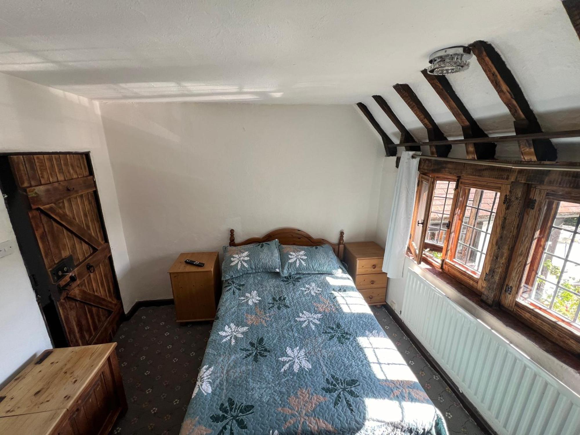 Tudor House - Double Room - Shared Bathroom Goff's Oak Экстерьер фото